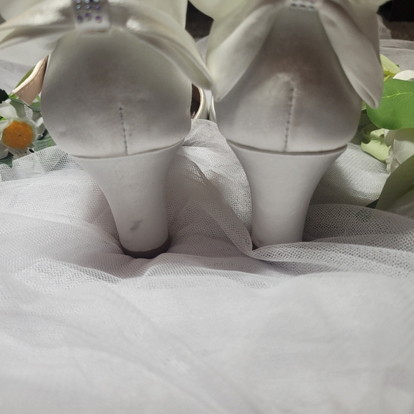2/$30 BADGLEY & MISCHKA KIDS SHOES SIZE 4 Worn once... - Picture 3 of 15